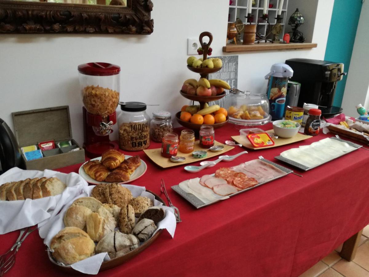 Guest House Villa Dos Poetas Sintra Exteriör bild A typical continental breakfast