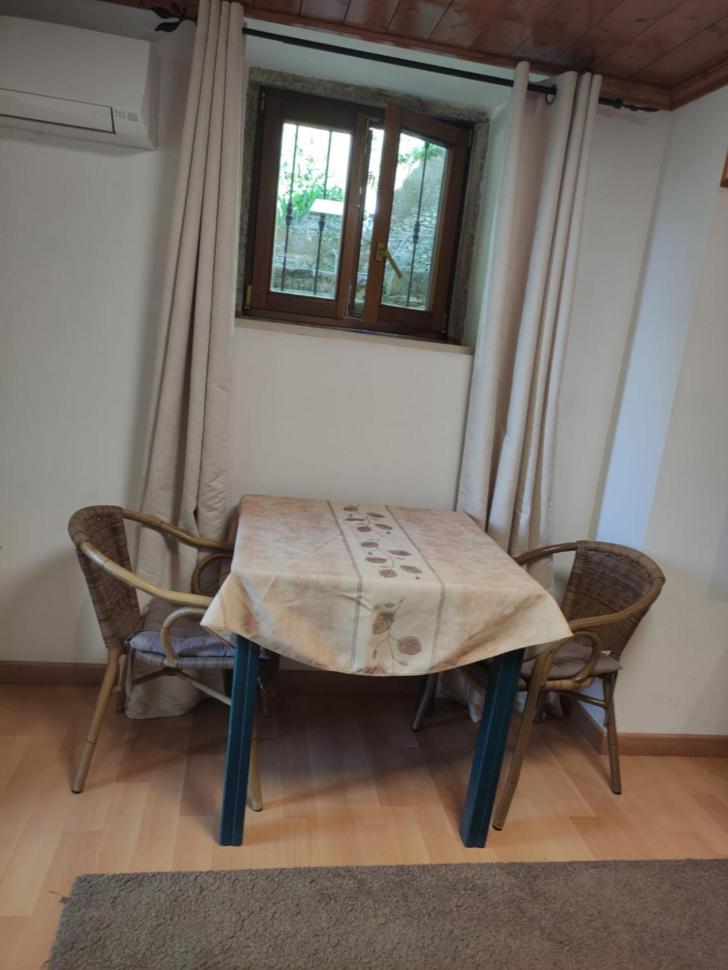 Guest House Villa Dos Poetas Sintra Exteriör bild A table and two chairs