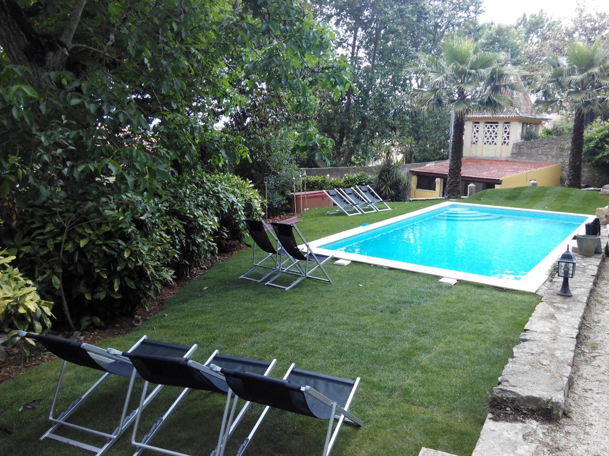Guest House Villa Dos Poetas Sintra Exteriör bild Artificial grass in a garden
