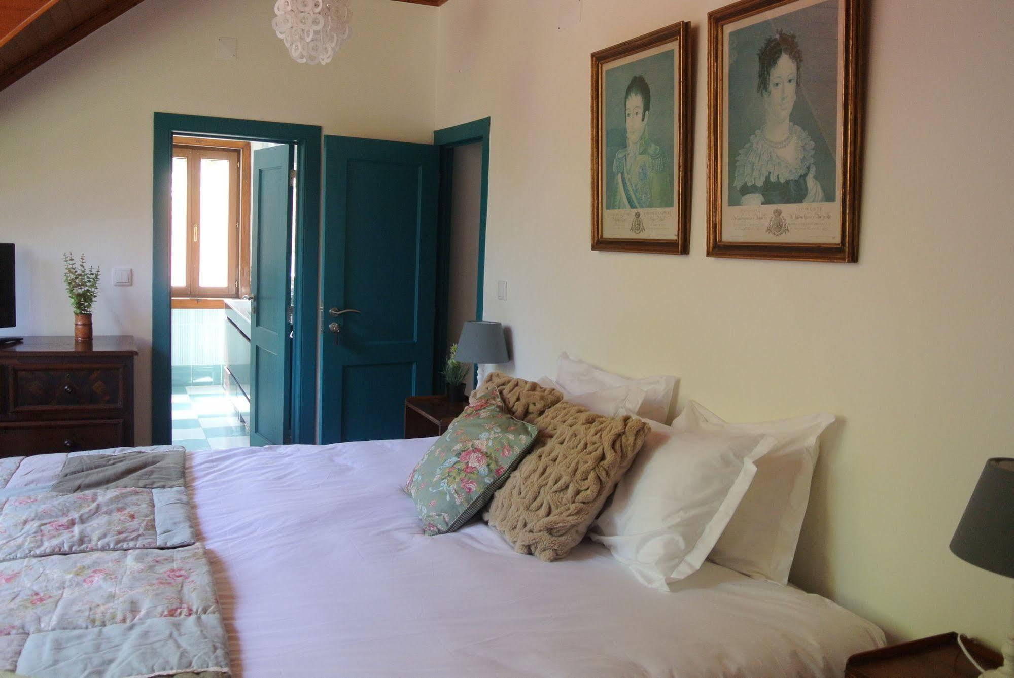 Guest House Villa Dos Poetas Sintra Exteriör bild A bedroom at the hotel