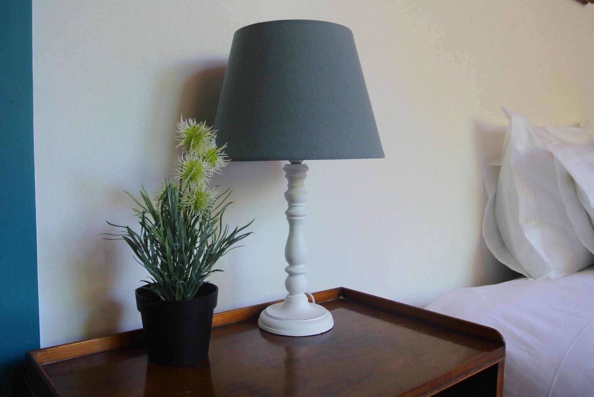 Guest House Villa Dos Poetas Sintra Exteriör bild A table lamp
