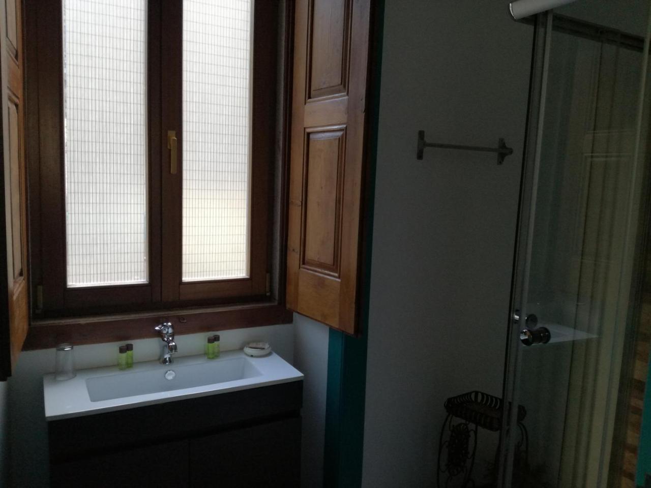 Guest House Villa Dos Poetas Sintra Exteriör bild Bathroom in a hotel in Spain
